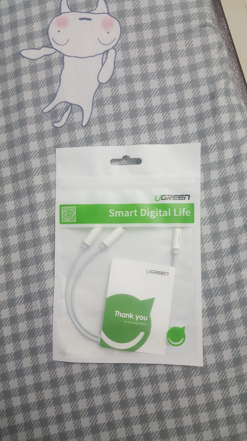 2 đầu âm thanh stereo rõ nét, lại mạ vàng thì phải nhìn rất đẹp. Dây mềm, chiều dài lại vừa đủ, thích hợp với những chuyến đi có 2 người muốn nghe nhạc cùng nhau :)