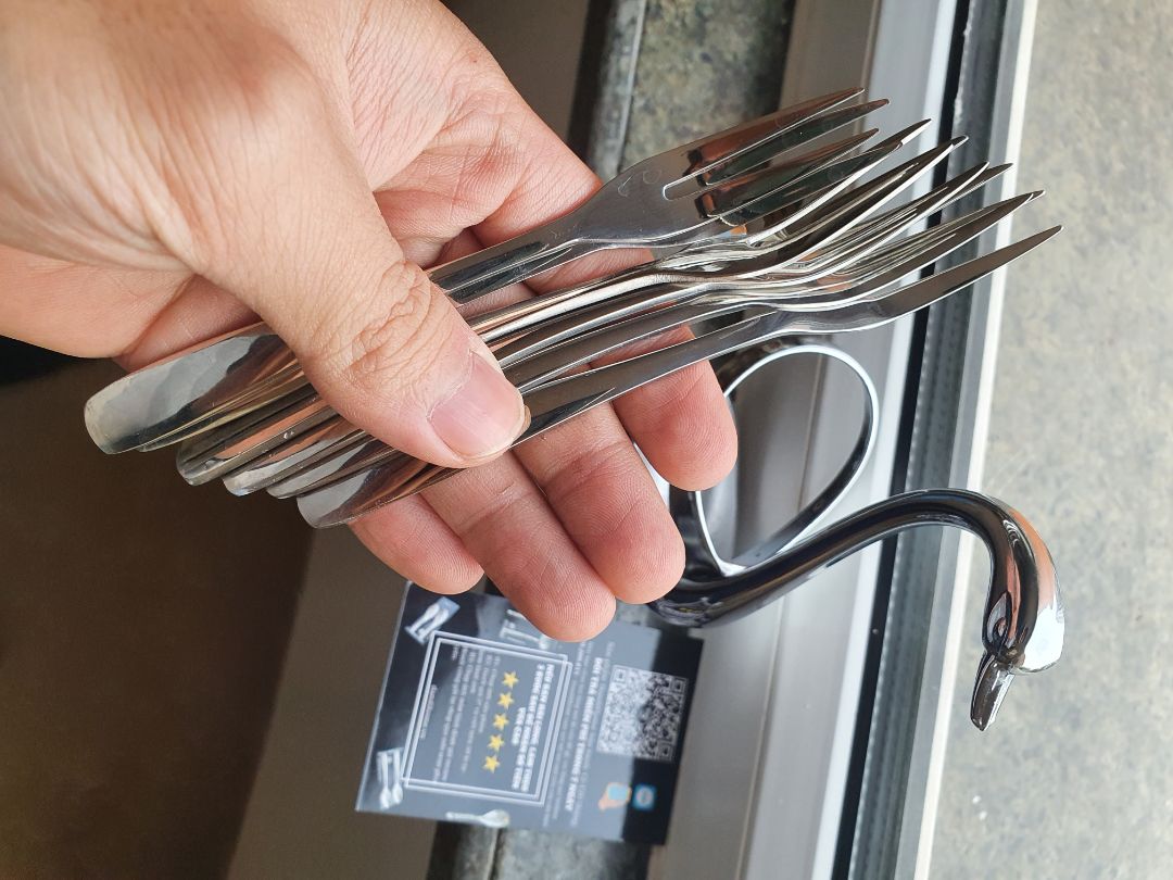 Thiên nga có vết bong lớp mạ ở lòng. Sản phẩm hoàn thiện bình thường, không có cảm giác sáng bóng hay sang trọng. Rate 5 sao thì được shop cashback lại 50.000 nên các bạn lưu ý các rate 5 sao có thể vì cashback.