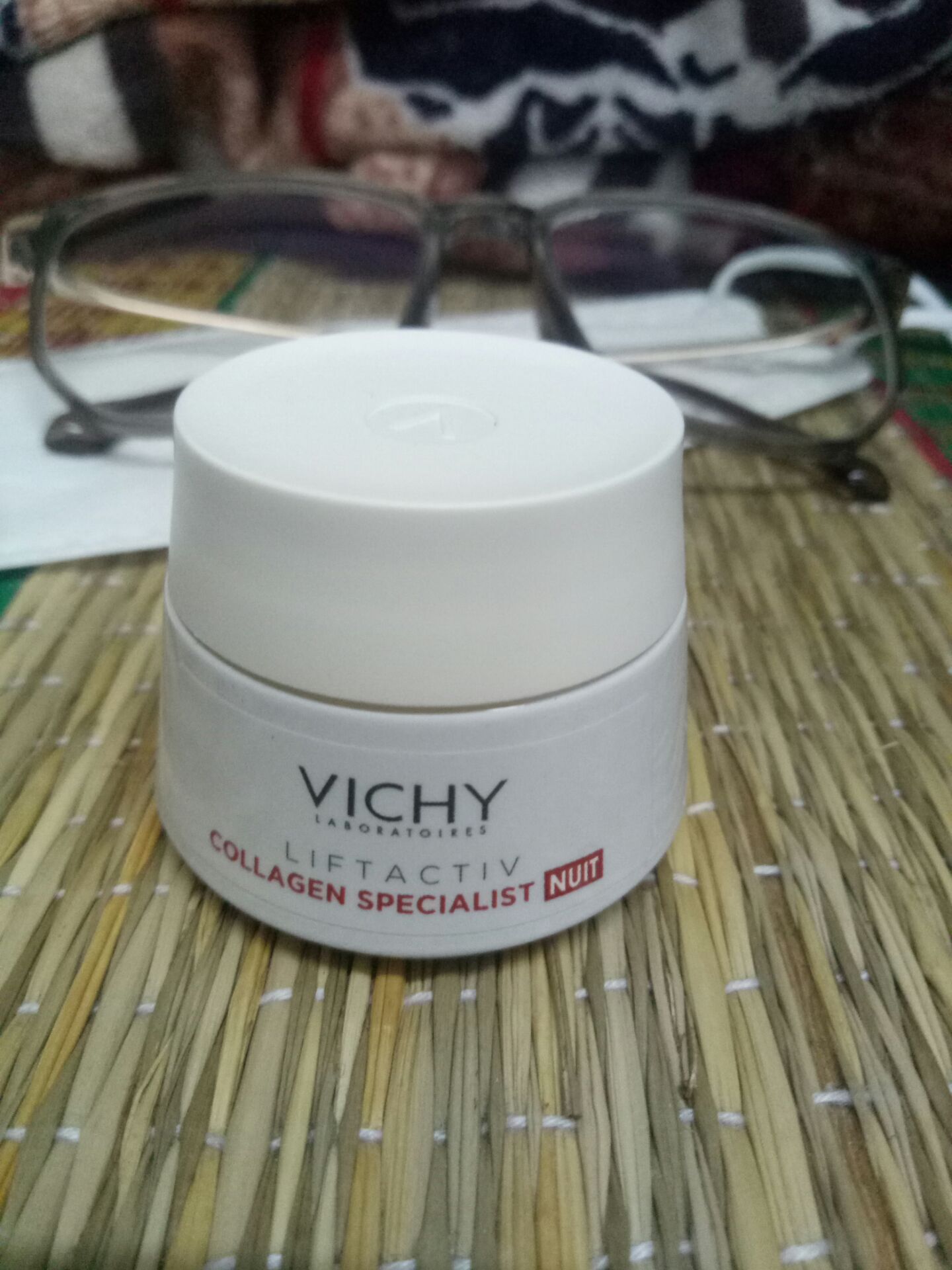 Mùi kem khá thơm, bôi lên thấm không nhanh lắm (có thể do da mình là da dầu), giá ổn.