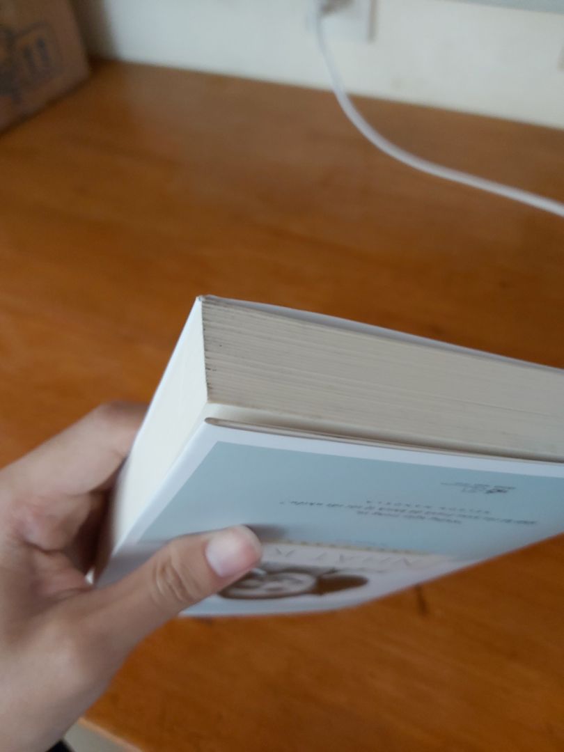 Thật sự là sách y như sách cũ vậy . Thâm lốm đốm. Gốc còn bị xỉn màu. Mình thật sư rất bực mình. Mình đặt 6 cuốn mà hết 3 cuốn bẩn và móp méo . Mong tiki xử lí sớm cho mình. Mình cảm ơn