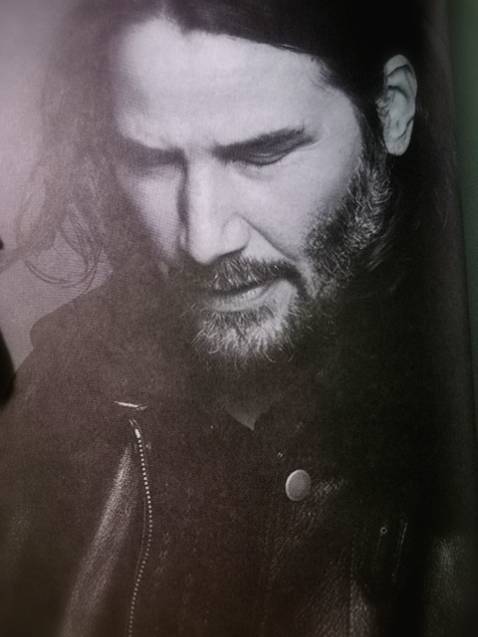 Dù chỉ là góc nhìn từ người ngoài cuộc nhưng tác phẩm đã xây dựng được phần nào hình ảnh của Keanu Reeves trong lòng độc giả. Thay vì tự tìm hiểu và lượm nhặt từ nhiều nguồn tin, Ma trận cuộc đời như một bản tổng hợp, sắp xếp các sự kiện, bài viết về nhân vật chính cũng như 1 số đánh giá từ chính tác giả. 

Với mình thì tác phẩm chưa mang đến những chiều sâu cần thiết, phần nào cũng là do người đàn ông ấy có quá nhiều bí ẩn đối với mọi người, nên vẫn mong trong tương lai sẽ được đọc tự truyện hoặc hồi ký từ Keanu, từ chính góc nhìn của người trong cuộc để thực sự hiểu thêm về con người và cuộc đời anh.

Đấy là về nội dung và mong đợi của mình. Còn về hình thức thì với mình sách in đẹp, chất lượng giấy khá tốt, màu sắc, hình ảnh chọn lọc phù hợp. Các bạn muốn sưu tầm thì khá ổn nhé. Rất thích cách chọn tone màu trắng đen của quyển này.

Dịch vụ tiki với mình thì không có vấn đề gì về đóng gói hay vận chuyển cả.