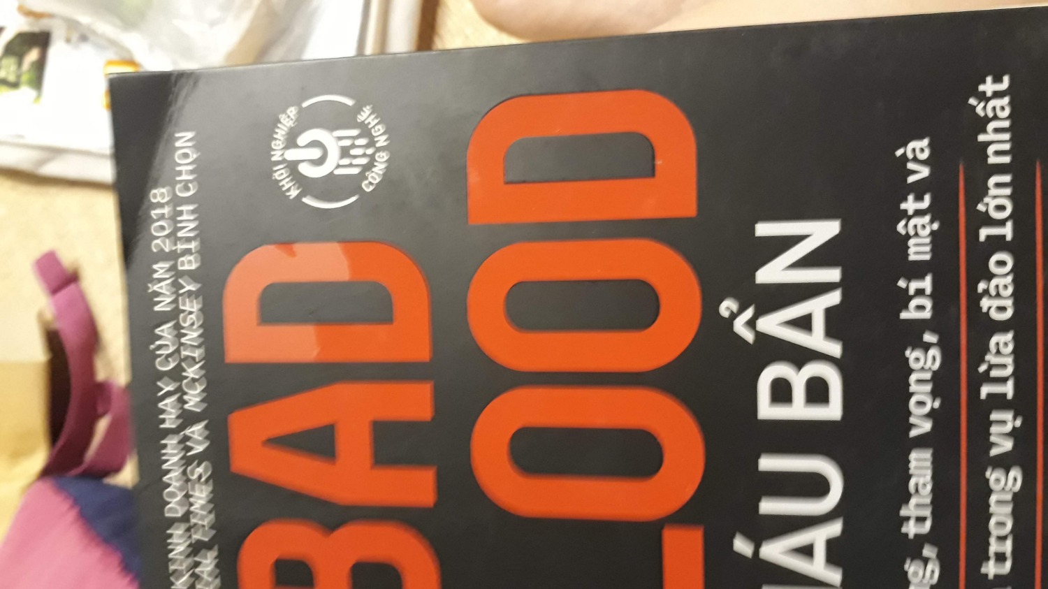 CHất lượng sản phẩm quá kém. Sách bị trầy xước hầu như toàn bộ mặt trước và sau trông rất cũ và vô giá trị.
Mép sách bị gấp dẫn đến bị gẫy.
Khi đóng gói nhân viên dán biên nhận bằng băng keo trong lên chữ "Bad Blood" được tráng một lớp nhựa dẫn đến khi gỡ băng keo thì bong tróc hẳn lớp nhựa này.