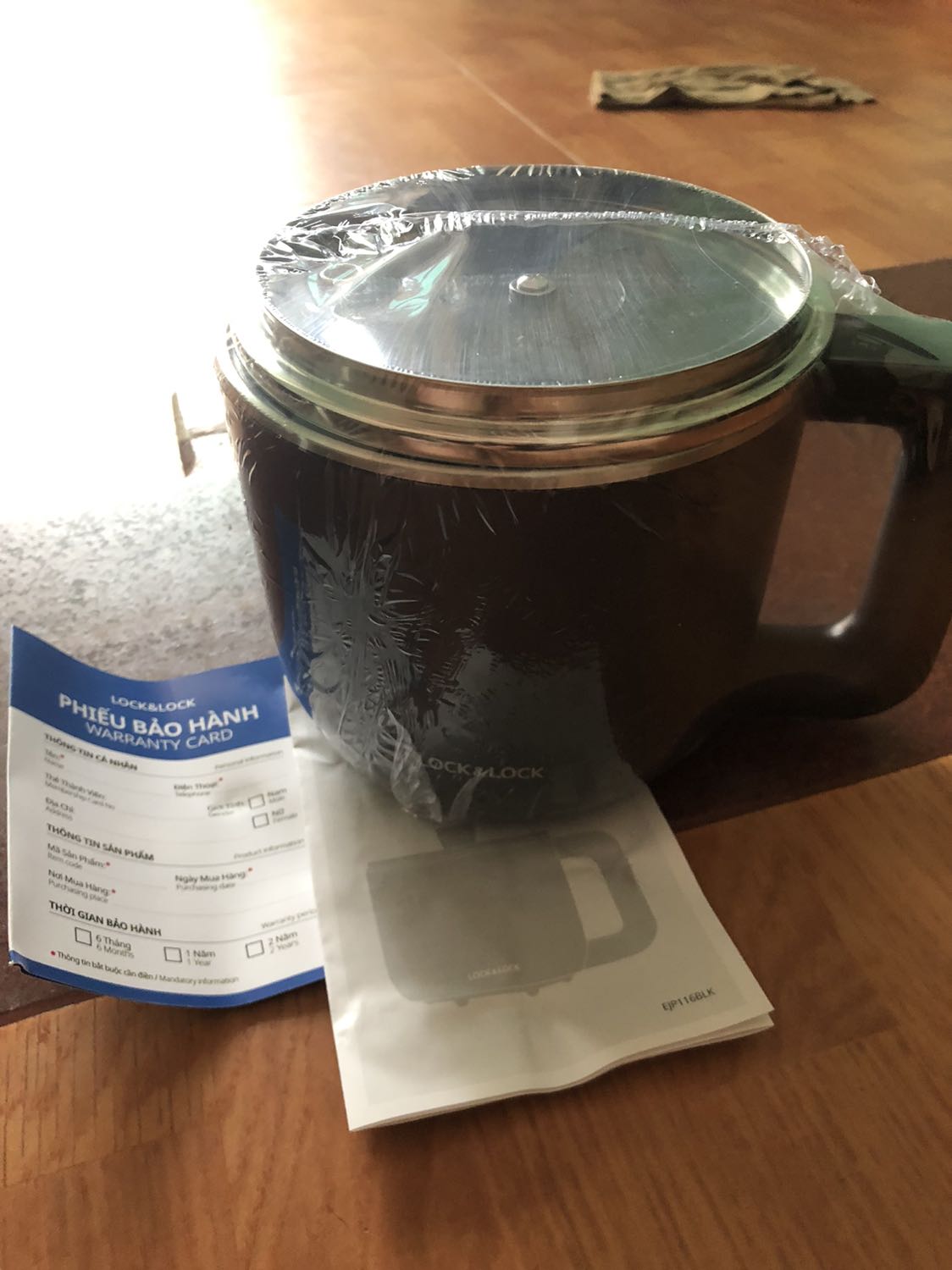 Đóng gói tạm ổn, ghi chú cẩn thận. Chưa sử dụng nên chưa thể đánh giá hết được sản phẩm, nhưng tổng quan nhìn chung thì đẹp và chắc chắn. Sản phẩm sx ở China do cty khác chứ ko phải of Lock&Lock (Có lẽ gia công cho Lock&Lock)