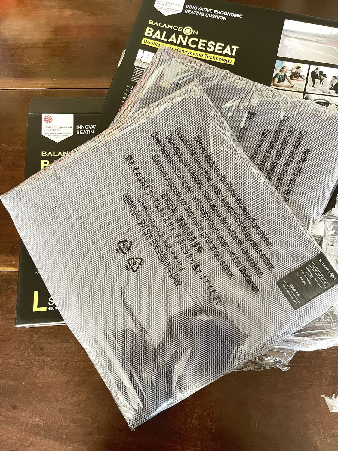 Sản phẩm tốt, xài 2 năm vẫn thấy rất bền, lót ghế oto đi đường xa okay, xe phuộc nhúng khá sốc mình đệm 2 cái để giảm rung chấn tốt