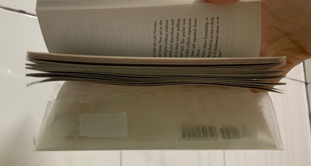 Sách trắng quá bị trắng quá nên sợ dơ còn cuốn sách thì nhìn nó hơi nhỏ nhưng mà chữ nhỏ thiệt cảm giác cầm tay nó nhỏ xíu à nhưng mà nội dung hay