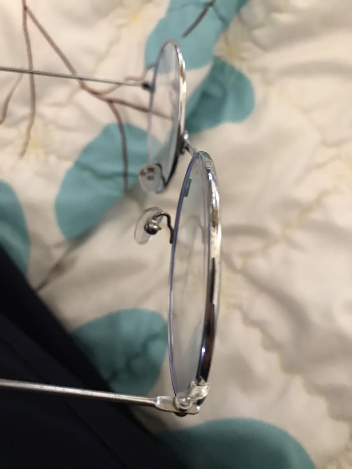 Kính nhựa bị han phần gọng