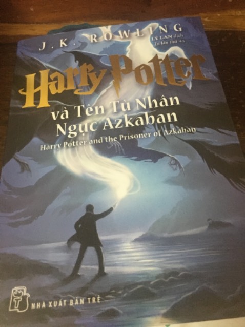 Tiki giao hàng chất lượng với lại chính hãng từ Nhà xuất bản Tuổi trẻ. Sách là tái bản mới của năm 2022 nên mới tinh
Đóng gói cực kì kĩ càng
Nội dung về Harry Potter thì chắc ko cần bàn cãi
Tên bìa từ bạc thay vàng nhìn đẹp và được tặng bookmark