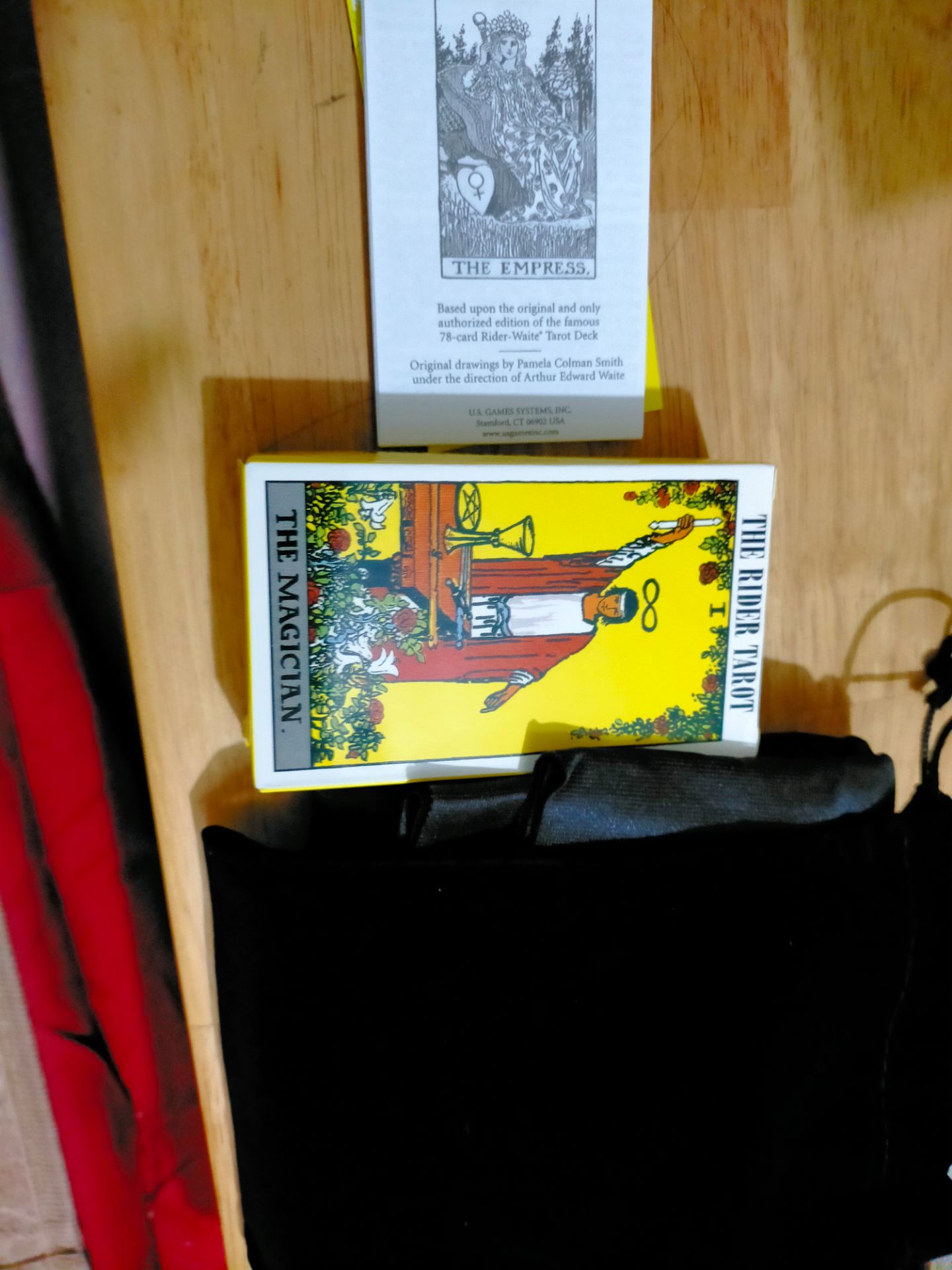 sách khá là phù hợp cho người mới bắt đầu tìm hiểu về tarot. mình có mua thêm bộ bài để thực hành luôn.