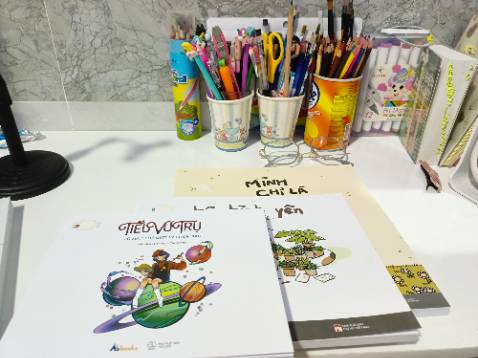 Chất giấy dày, thích hợp tô nhiều loại màu nha