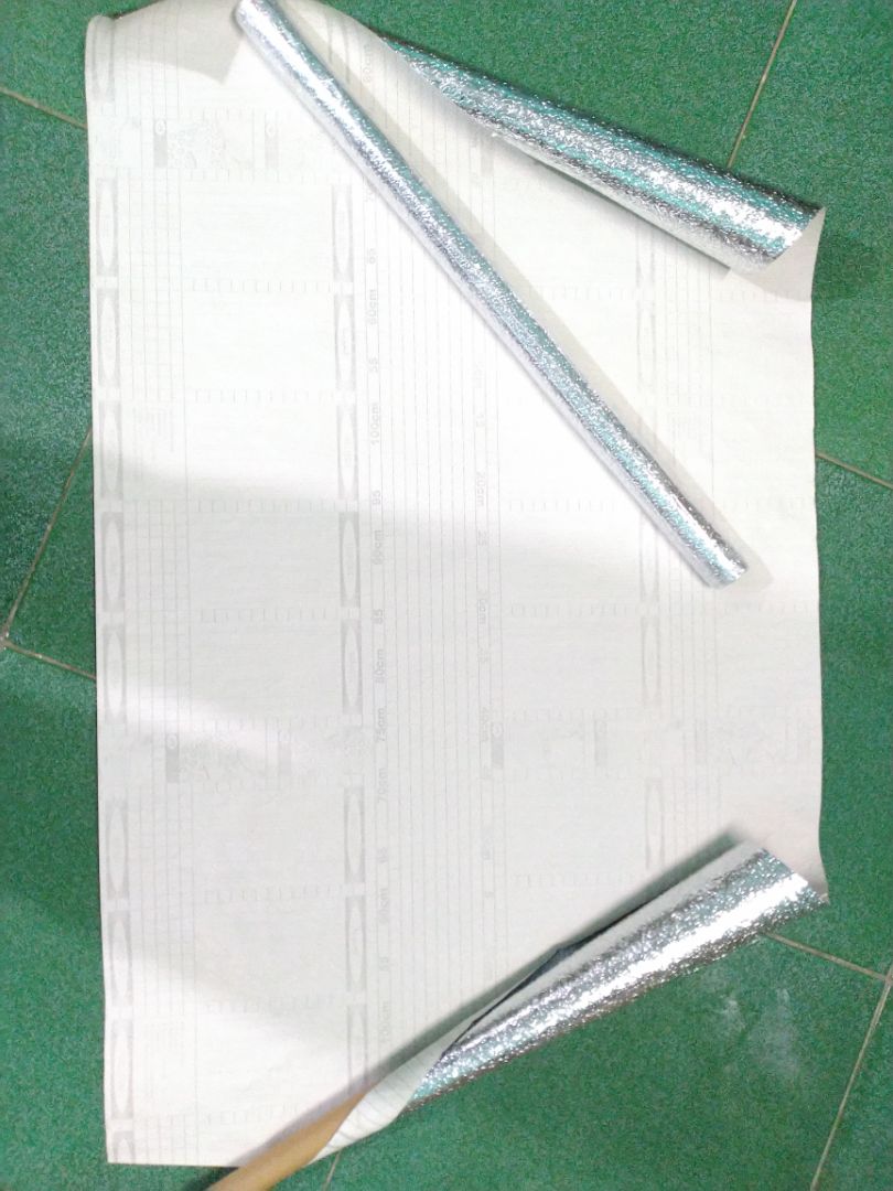 Ghi cuộn 3m x 0.6m mà giao cuộn có 1m dài, làm ăn ***. Giấy mỏng, lớp keo dán bình thường, chỉ dán được trên gạch ốp tường.