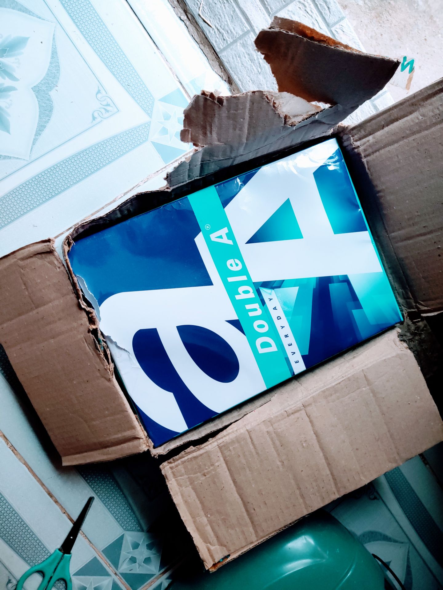 Mình thực sự thất vọng đơn kì này của TiKi. Mình đánh giá 3/5 sao với 2 lý do sau:
-Giao hàng chậm hơn dự kiến (nhưng không hề có sự thông báo đến khách hàng). Mình biết là dịch giã ở TP.HCM căng thẳng làm ảnh hưởng đến việc vận chuyển nhưng cần có trách nhiệm cập nhật và thông báo tới khách hàng kịp thời về hàng hoá
-Tiếp nữa, mình nhận hàng với điều kiện hàng hoá bị rách ở 1 số chỗ, giấy tờ chưa in mà bìa bọc rách vậy thì làm sao bảo quản tốt nữa. Dù phía TiKi hay là bên vận chuyển khác thì cũng nên chú ý điểm này.
Mình mong TiKi sẽ chú ý và cải thiện những điểm kể trên, chứ nếu không thì những khách hàng tiềm năng và trung thành như mình cũng sẽ cảm thấy TiKi không còn phù hợp với *demand insights của họ nữa, ít nhất là ở hiện tại và trong tương lai.