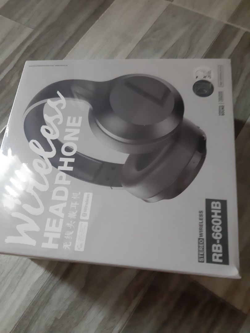 Giao hàng nhanh, đóng gói kỹ. Âm thanh nghe rất đã, chỉ có điều hay bị giật giật 1 tý. mic thì chưa thử nên chưa bik ra s. Nhưng đối với tầm giá này thì khá vừa lòng, miếng đệm đeo êm tai.