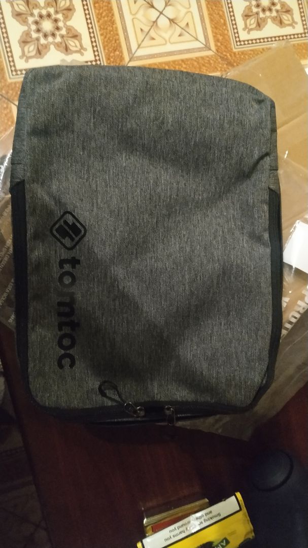 Túi dày dặn, cầm chắc tay, chưa dùng thử nên không biết có chống nước như quảng cáo hay không. Hàng chính hãng, check serial và đăng ký trên trang chủ của hãng ok.