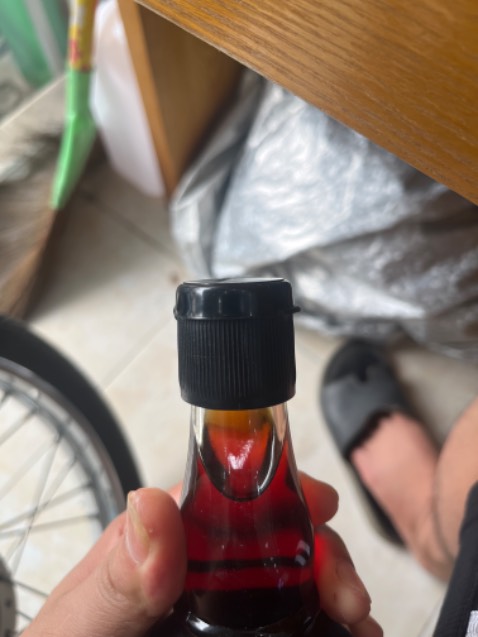 Sao lắp chai của sản phẩm k có nilon bọc hoặc tem mác gì nhỉ. Thấy ảnh nilon bọc đầy đủ lắm mà