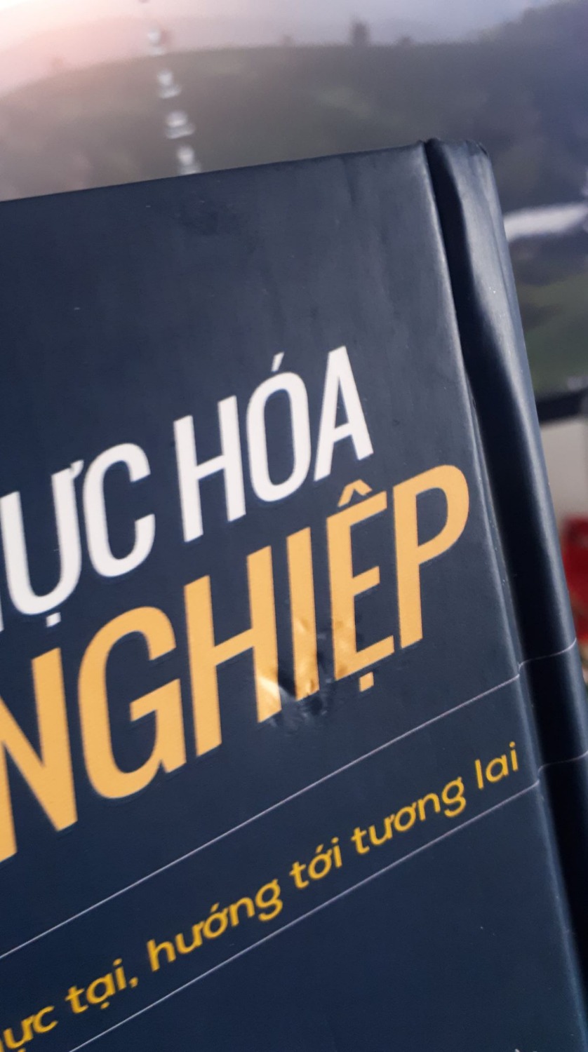 Giao hàng nhanh, chất lượng, bìa cứng, cả sách được bọc nilon NHƯNG mở bọc nilon ra thì cực kì thất vọng vì CẢ MẶT TRƯỚC và MẶT SAU đều bị va chạm ở đâu đó khiến sách bị móp cực nhiều @@ 
Mong Tiki xem lại!