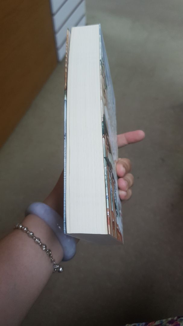 thấy mọi người review nội dung nên mình mua.mình tưởng là truyện tranh định cho bé đọc nhưng khi nhận sách là truyện chữ dài. truyện này dành cho trẻ lớn từ 10 tuổi trở lên và người lớn đọc thì mới hiểu được. tuy không đúng như dự định nhưng do sách quá đẹp, bìa và giấy rất đẹp nên mình giữ để dành đọc.