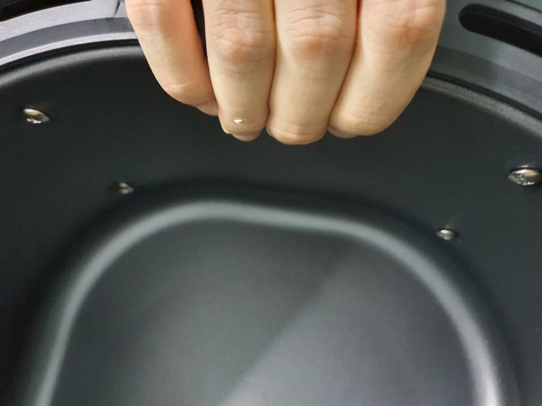 Mình có trả nghiệm tệ, về cả sản phẩm của Lock&Lock, lẫn dịch vụ của Tiki.
1. Sản phẩm (sp):
a. Đáy nồi có ốc bị rỉ (h1), thử thưởng tượng thức ăn dính phải
b. Ốc đó không kín. Dầu mỡ lúc nấu vô tình bắn vào, hay khi ngâm nước cho dể rửa, nước/dầu mỡ lọt qua ốc, men qua phần trung gian giữa mặt nồi & lớp nhựa giữ nhiệt (h2) - 2 phần này không tháo rời được, Vi khuẩn & cả kiến, côn trùng làm tổ ở đó. 
Bạn ăn có ngon khi miệng bát cơm mình toàn vi khuẩn?
Có up hình. Mọi người tham khảo trước khi mua sp.
Mọi thứ sẽ êm đềm, nếu Lock&Lock chịu lắng nghe, kiểm tra kỹ sp khi trả lời KH. Cuối cùng, 1 nhãn hiệu (hoặc người kiểm duyệt) bảo thủ thì khách hàng là người chịu thiệt. (Ảnh biên nhận) 

2. Dịch vụ Tiki:
Từ lúc mình nhận hàng: 10/10. Tới lúc trả sp nhờ kiểm tra. Tới nay mới nhận được để xem lại. Gần 1 tháng, mới dùng sp được 3 ngày.
c. Chậm: gần 1 tháng giải quyết. Chưa kể giờ bắt đầu yêu cầu hoàn tiền - không biết có sang năm sau không?! - giờ mình mất tin tưởng.
d. Không đưa đủ thông tin: gọi tổng đài 4 5 cuộc hỏi khi nào có kết quả, khi có rồi thì khi nào nhận dc lại hàng... tổng đài cũng ko trả lời được. 

Mình viết với tinh thần góp ý, cầu thị. Tiki hỗ trợ giải quyết nhanh hoàn tiền để mình mua sp khác. Cảm ơn nhiều,