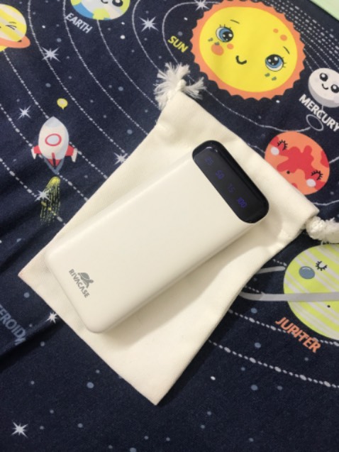 Nói chung là mình xài cũng được, mình cũng ít khi xài nên cũng không phải là vấn đề gì lớn nhưng mình thấy có những điểm sau cần mô tả cho mọi người tham khảo:

- Thời gian để sạc đầy pin hơi lâu mình cắm từ đêm đến 12.00 trưa hôm sau thì mới đầy
- Khi sạc với iPhone của mình thì nó có hiện tượng ngắt giữa chừng khi này mình phải kích hoạt lại thì nó mới tiếp tục sạc. hiện tượng này có thể là bình thường có thể là bất thường nhưng mà cũng là hiện tượng đáng để mọi người chú ý khi chọn mua sản phẩm.

Về mặt gia công thì tất nhiên ở mức giá này thì mình không thể yêu cầu cao được và một vài vấn đề tế nhị khác nữa. Nó sẽ không được long lanh tỉ mỉ như hàng giá cao mua ở shop được.