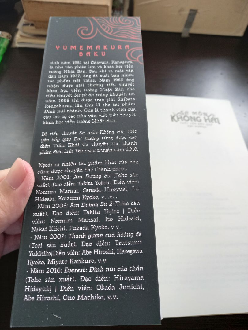 Cuốn tiểu thuyết ly kỳ, càng đọc càng bị lôi cuốn luôn đó! Những tình tiết luôn gây cho người đọc sự tò mò, phải nói tác giả cực kỳ xuất sắc, thêm dịch giả cũng hết sức khéo léo, tỉ mẩn! Mùa dịch mà Tiki làm việc cũng tốc độ cho 5 sao! Một tập truyện nên đọc nha mọi người!
