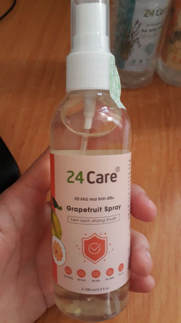 Bên shop có rất nhiều loại xịt tinh dầu, vô tha hồ chọn, mỗi tội đau ví quá. thấy xịt tinh dầu này rất hay, mình ko có máy xông nhưng rất thích ngửi mùi tinh dầu nên mấy chai này rất đúng đúng ý mình, tiện, muốn thơm thơm xịt phát là xong.