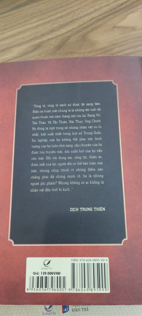 Trong số trùng trùng lớp lớp các nhân vật ưu tư, kiệt xuất nổi danh trong lịch sử Trung Quốc, Dịch Trung Thiên lựa chọn 5 nhân vật quen thuộc: Hạng Vũ, Tào Tháo, Võ Tắc Thiên, Hải Thụy, Ung Chính ; đó là những tên tuổi với sự nghiệp không thể phai mờ, hình tượng cá nhân chói sáng cùng những câu truyện hấp dẫn còn lưu lại. Sở dĩ cuốn sách bình phẩm mấy nhân vật như vậy là vì họ có cá tính, hơn nữa cá tính rất mạnh. Họ cũng là những cá nhân mà sức hút với hậu thế vẫn còn mãi, nhưng không có ai không là nhân vật đầy tính bi kịch. Mới hay tiến thoái vinh nhục, thắng bại được mất của một con người, không hoàn toàn do người đó quyết đinh, thâm chí là hoàn toàn không.
“ Luận anh Hùng” thực chất chính là câu chuyện kể về những con người muốn đi ngược dòng thời đại để thực thi lý tưởng của mình. Câu chuyện ấy nằm trong một đại tự sự lớn hơn của cả Trung Hoa, với việc điểm qua các mô hình quản lý xã hội khác nhau dọc theo chiều dài lịch sử, với sự bóc tách đến tận cùng nhũng ưu khuyết điểm của các hình thức cai trị khác nhau “ đức trị“, “ pháp tri”, “ nhân trị” . Đọc “Luận anh hùng” ngoài các nhân vật trung tâm còn có rất nhiều các nhân vật khác thành ra đọc một nhân vật  lại biết thêm cái hay cái dở nhiều nhân vật khác, tìm hiểu cá nhân cũng hiểu được cả một thời kỳ lịch sử, đọc về thời đại này cũng dễ so sánh bối cảnh thể chế của nó với thời  đại kia. Đây cũng một điểm hay của tác phẩm