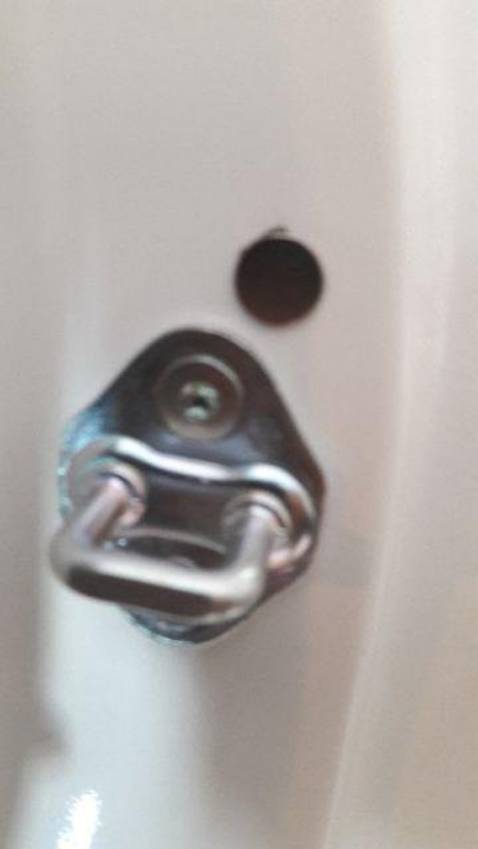 Đèn sáng lắp dễ dàng và chắn chắn. Hoàn toàn yên tâm khi mở cửa