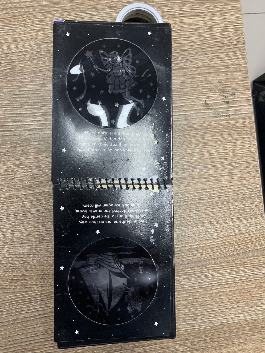 Sản phẩm nhìn như sách cũ, bên trong sách bị rách, có những trang bị dính vào nhau không mở ra được.
Điểm cộng duy nhất là chính sách CSKH của Tiki, sách đã được thu hồi vào ngày hôm sau, khi nào nhận được sách mới mình sẽ đánh giá lại.