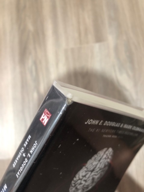 Sách đẹp, mực in rõ, giấy tốt.
Góc sách bị mất một mẫu (như hình)
Màu của bookmark bị lem sang bìa (như hình).