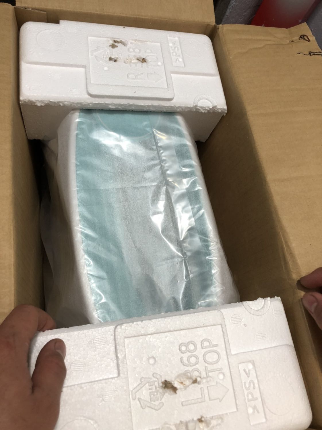 Máy dùng khá êm, lúc nhận máy mình hơi ngạc nhiên vì máy to hơn tưởng tượng. Vì mình chỉ sử dụng ban đêm lúc vào phòng ngủ nên không sử dụng nhiều. Có phiếu bảo hành của hãng nhưng do bận nhiều việc quá nên quên gọi luôn :)