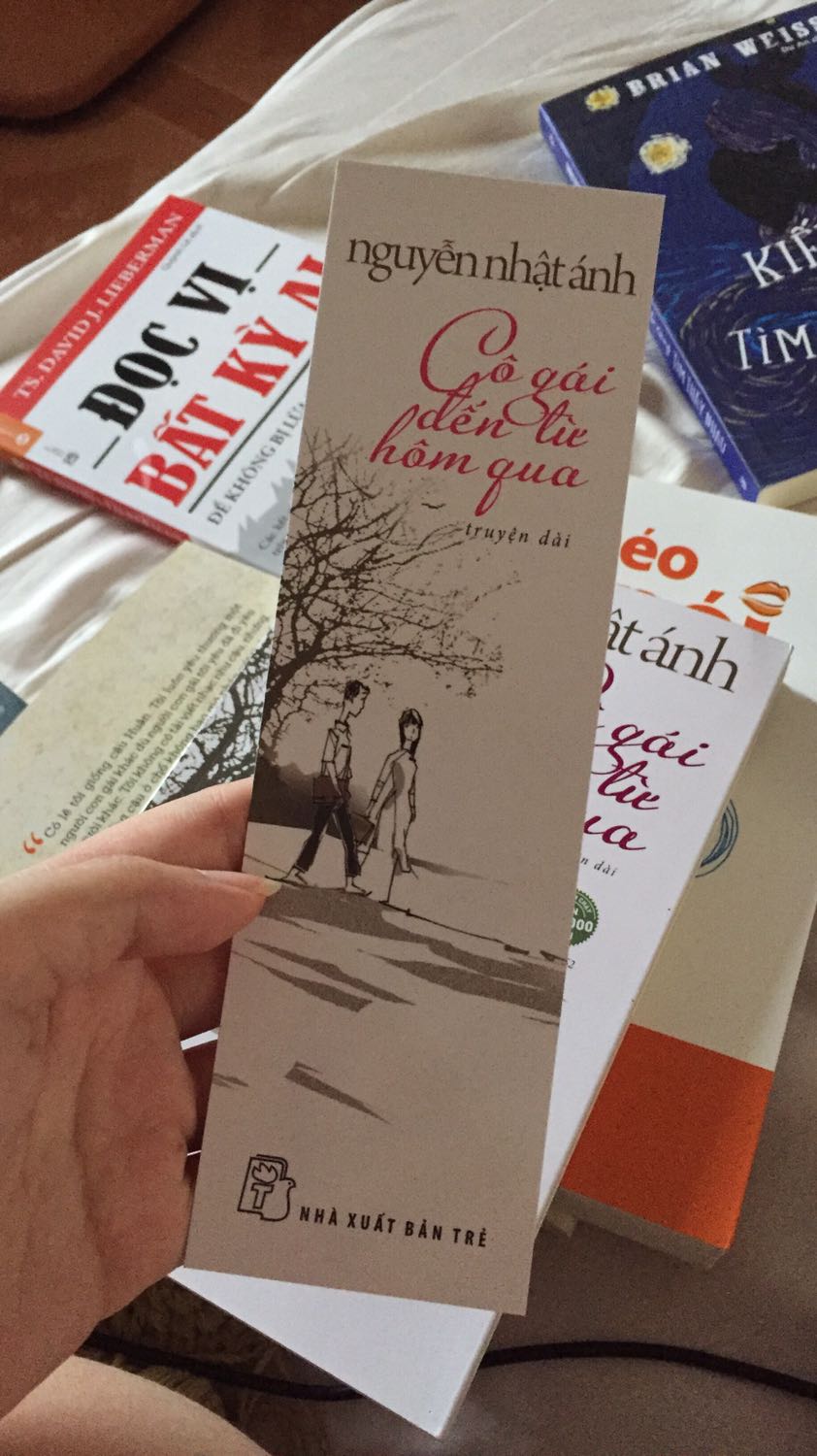 Mình được gợi ý mua quyển này, rất thích vì bìa được design tuy đơn giản ít màu mè nhưng vẫn đẹp và sangg, chất bìa và giấy đều rất xịnn. Còn được kèm bookmarkk, nói chung là ưnggg!!!