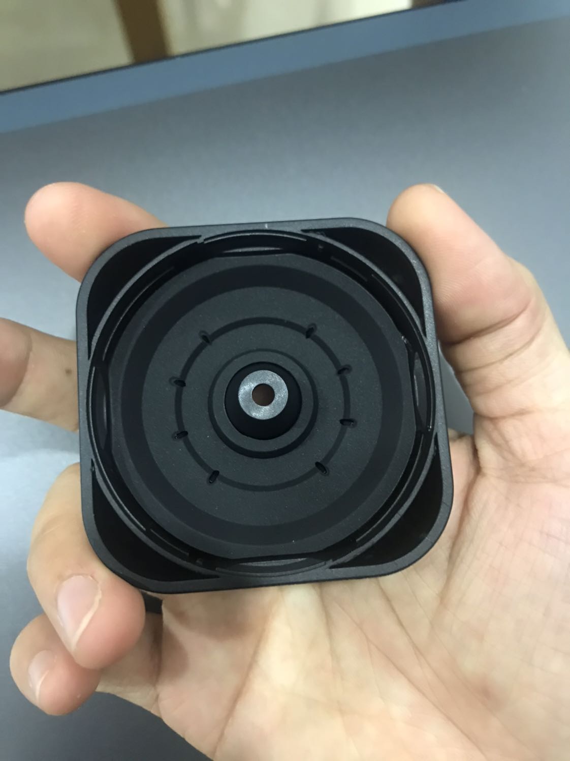 Bộ sản phẩm khá đầy đủ, bảng vẽ to.
Tiki giao hàng nhanh.
Mình thấy hơi bất tiện khi không biết để bút vào đâu khi mang theo. 
Không thấy ngòi dự phòng.
Có vài xung đột như là cắm bảng vẽ vào thì pad chuột hay chuột không dây đều không click chuột trái đc nữa.