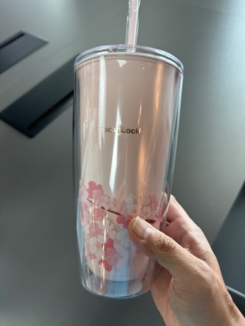 Không hôi mủ, ly đẹp. Bị cái app tiki hay bị lỗi thanh toán, thanh xong báo ko được, trong khi đã trừ tiền và trạng thái đơn hàng đã ok, nhưng tiếng sau lại email kêu thanh toán trục trặc nên sẽ huỷ và hoàn tiền. Đội dev tiki xem lại nhé, xài thẻ tín dụng hay bị á, khoản này thua xa các app khác như la da đa hay xốp bi rồi.