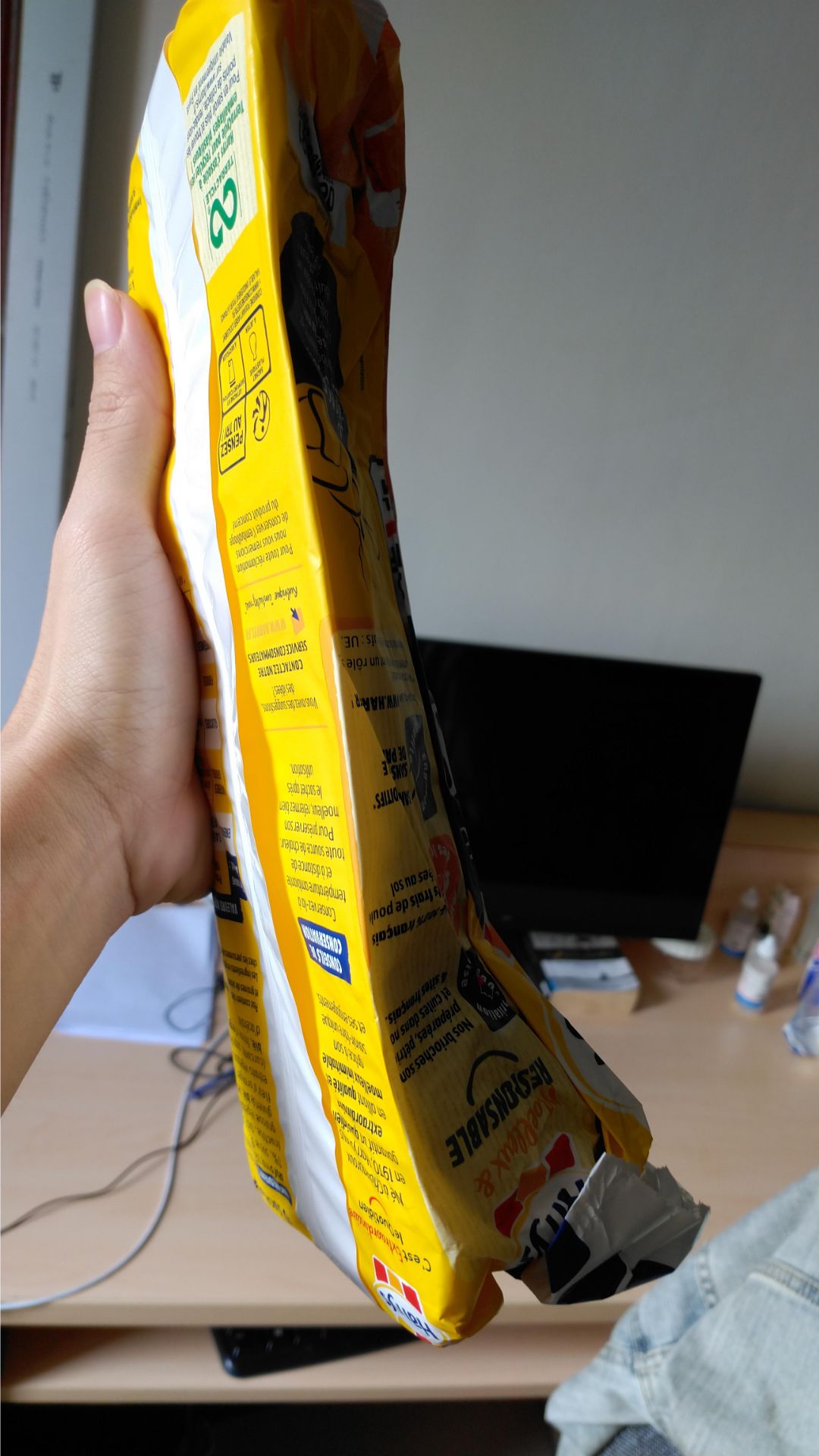 Bánh giao đến bị đè nát, lại còn hết hạn, nhắn tin shop chỉ biết xin lỗi, gửi yêu cầu đổi hàng đã chấp nhận nhưng mãi k thấy đến nhận hàng, giao hàng hơn 1 tháng nên đổi hàng cũng phải đợi hơn 1 tháng?