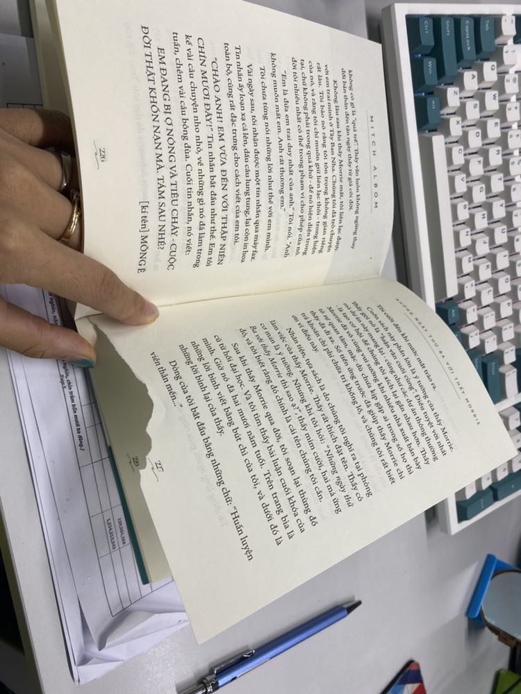 Nói về cuộc sống. Gí trị cuộc sống và con người. Các giá trị tồn tại lâu nhất. Luôn hiện hữu. Dễ hiểu. Dễ đọc. Ôi nhưng mà sách của mình bị rách ạ :((( chả hiểu sao huhu