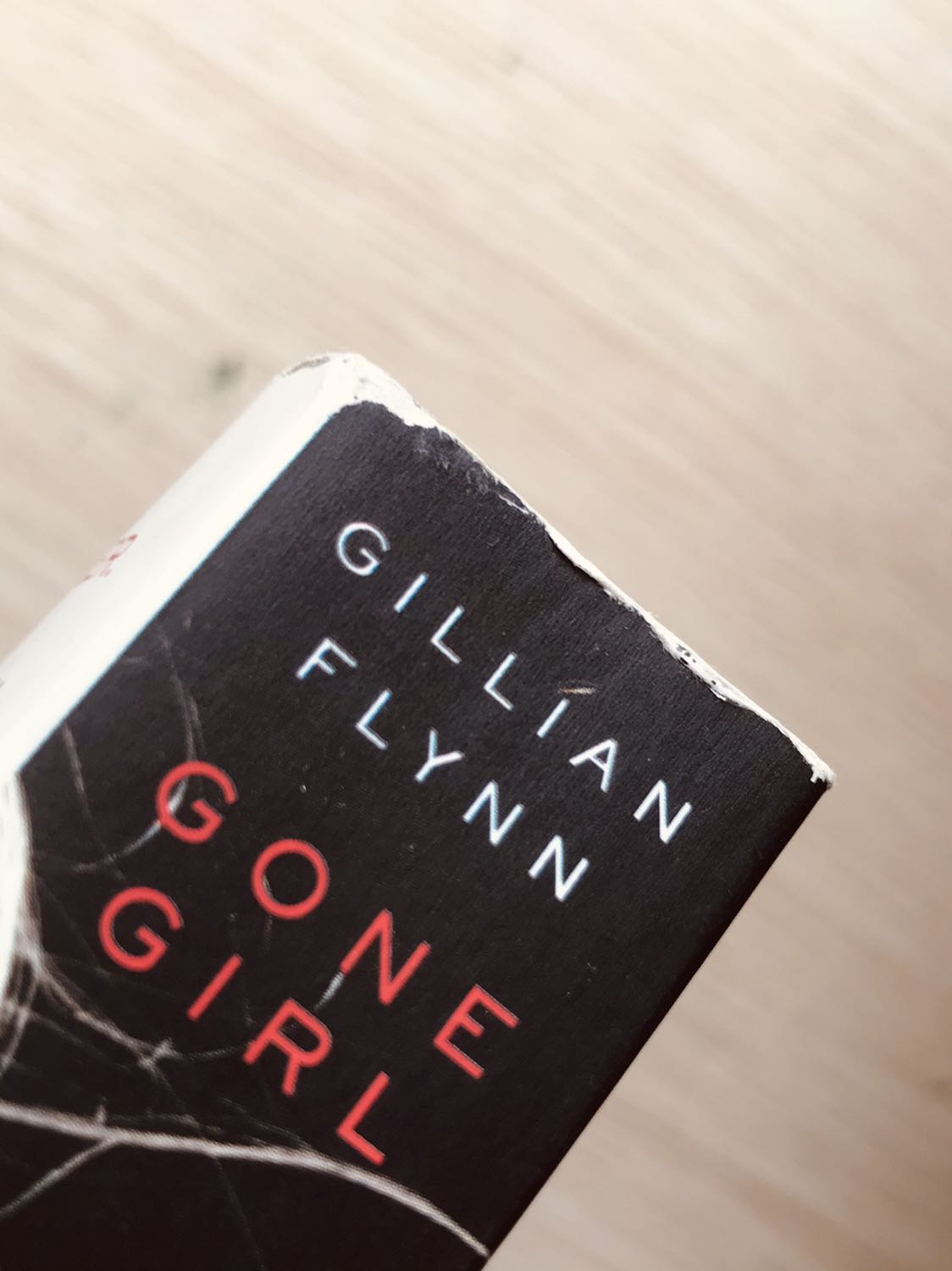 Bìa sách khá cũ, nhiều vết trầy xước