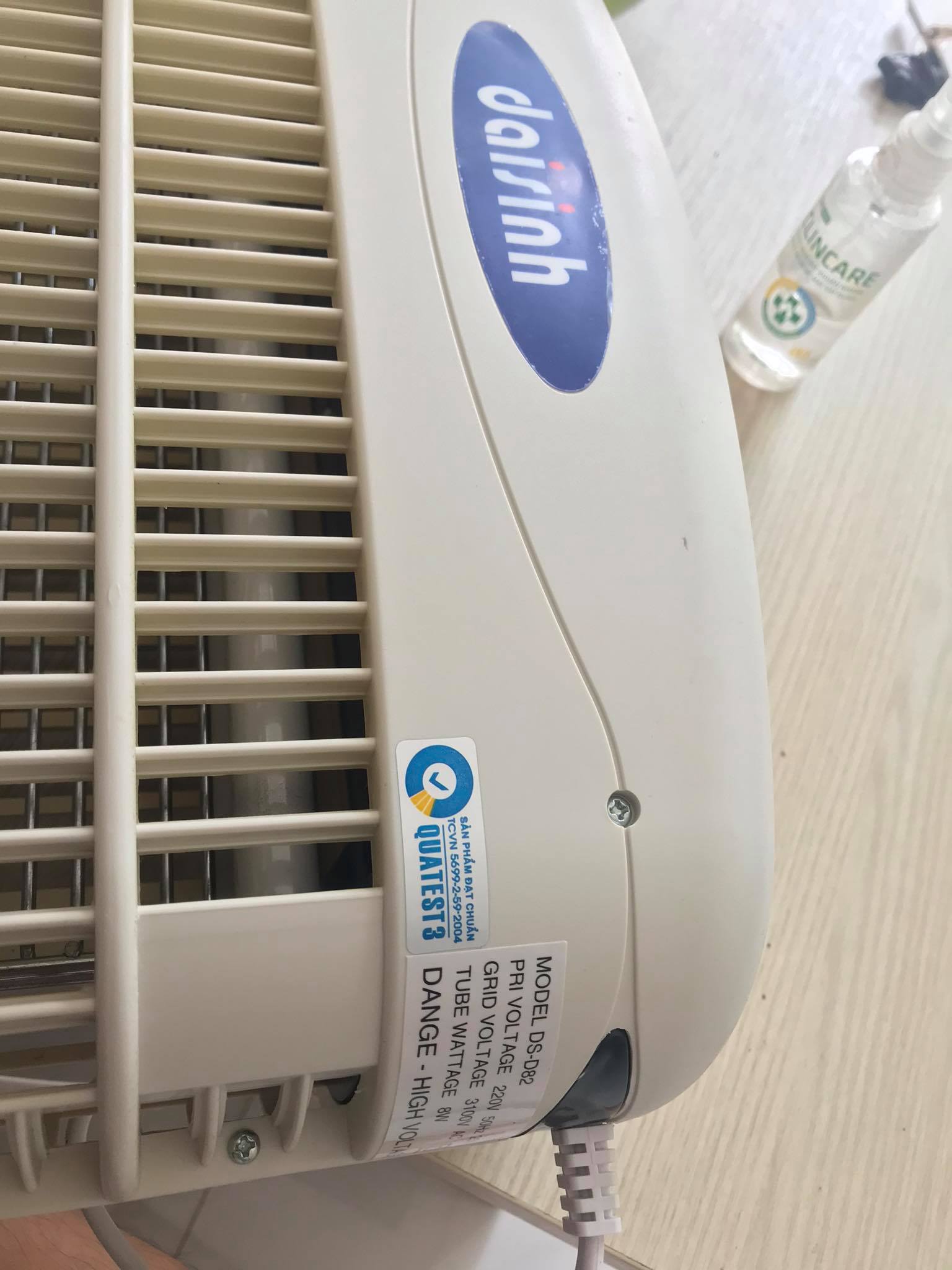 Trước giờ mua hàng ở tiki rất rất nhiều lần rồi nhưng đây là lần đầu tiên mình thất vọng đến như vậy. Khâu vận chuyển mình không phàn nàn vì giao hàng trước dự kiến nhưng sản phẩm giao lại không đúng. Hình thì đang bóng F8T5BL dài thì lại giao cho mình bóng cong mà cũng không phải của đại sinh nữa mà là của hãng khác, bóng được giao lại càng không thể sử dụng được trên máy DS-D82 như mô tả. Mình muốn trả hàng