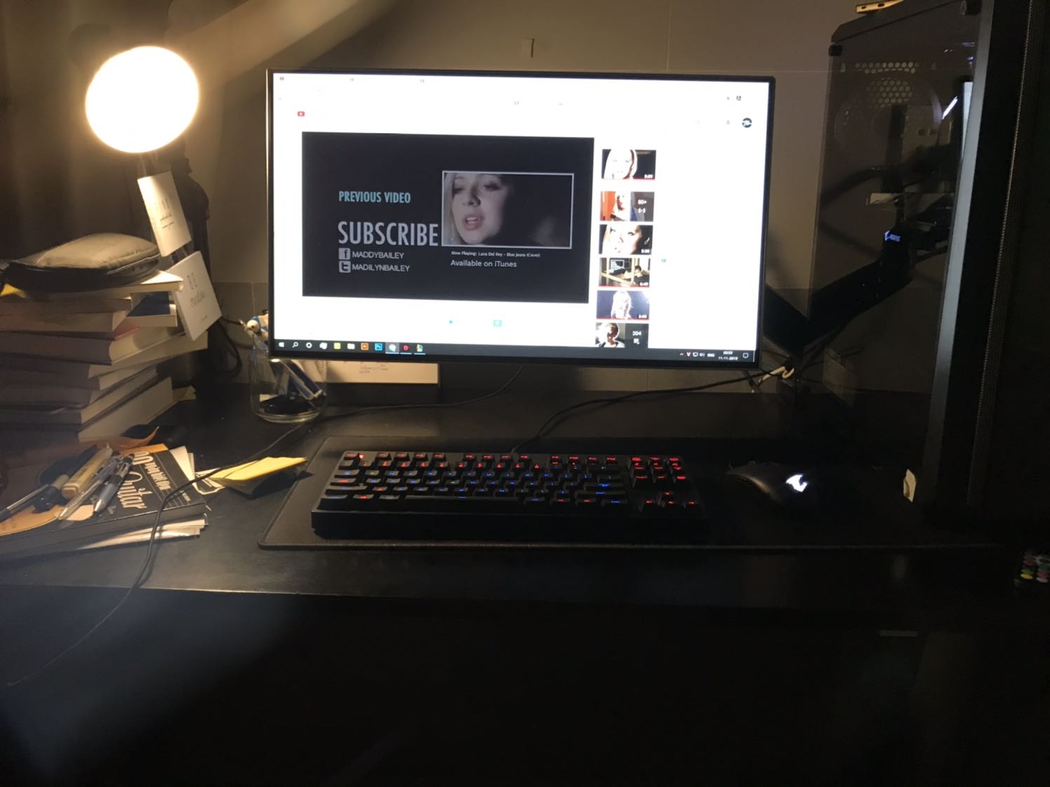 II Dưới 1tr/1 tay đỡ nên k thể đòi hỏi mượt mà như những dòng cao cấp trên 1tr được 
Lắp hơi nhọc công 1 chút. 
Bên trong hộp có kèm theo vít - lục giác - ốc  nhiều loại để phù hợp vs mục đích sử dụng. 
Sản phẩm cho cảm giác sử dụng khá thoải mái. Đa dạng góc
Nghiêng trái phải - ngửa màn hình lên xuống - điều chỉnh độ cao so với mặt bàn - độ gần xa với người ngồi. 
Có chút chút chưa được smooth, xiếc ốc chặt sẽ kêu tiếng nhẹ khi điều chỉnh vị trí
Khi thay đổi góc nhìn thông qua 1 chiều thì phải điều chỉnh các chiều kia 1 chút thì mới cân bằng. 
Chốt: Đáng mua trong tầm giá.