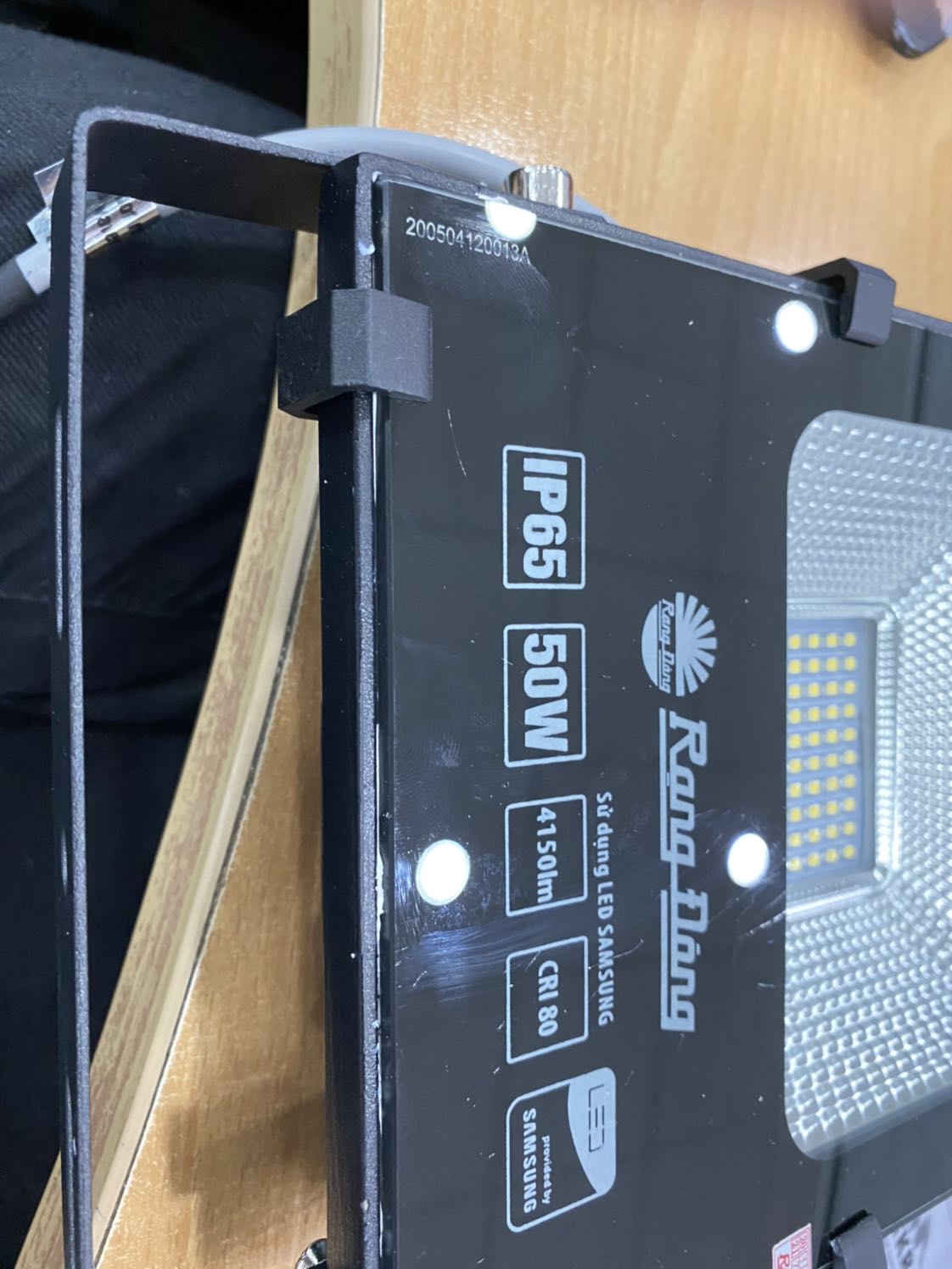 Hàng bị trầy mặt kính và khung viền dán keo giữ mặt kính và khung ko chắc chắn