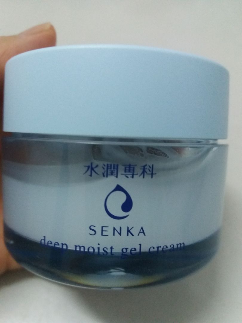 1. Do là sp cấp ẩm nên phù hợp khi nằm điều hòa vào mùa hè và vào mùa đông khô hanh.  ( mùa hè nóng chảy mồ hôi mà bôi vào thì vừa bí nóng vừa chảy hết kem)

2. Cảm quan nhìn thấy chất cream nặng, quánh vừa phải kiểu do ngậm nước ấy. Khi bôi lên da dùng lượng vừa phải và nên vỗ nhẹ da để thấm.

3. Khi da đang khô sử dụng thấy da được dịu lại do cấp ẩm do vậy khi ngủ trong phòng điều hòa da không khô, sáng dậy da vẫn ẩm, khi rửa mặt thấy có chất kem ẩm vẫn lưu trên da nên sau khi ngủ dậy rửa mặt thấy da đỡ bí hơn.

3.Tớ dùng sản phẩm là bước cuối cùng của quá trình skincare, bôi xong là đi ngủ. Vì cấp ẩm là chủ yếu nên ko mong da sẽ trắng hay trị mụn gì đâu.