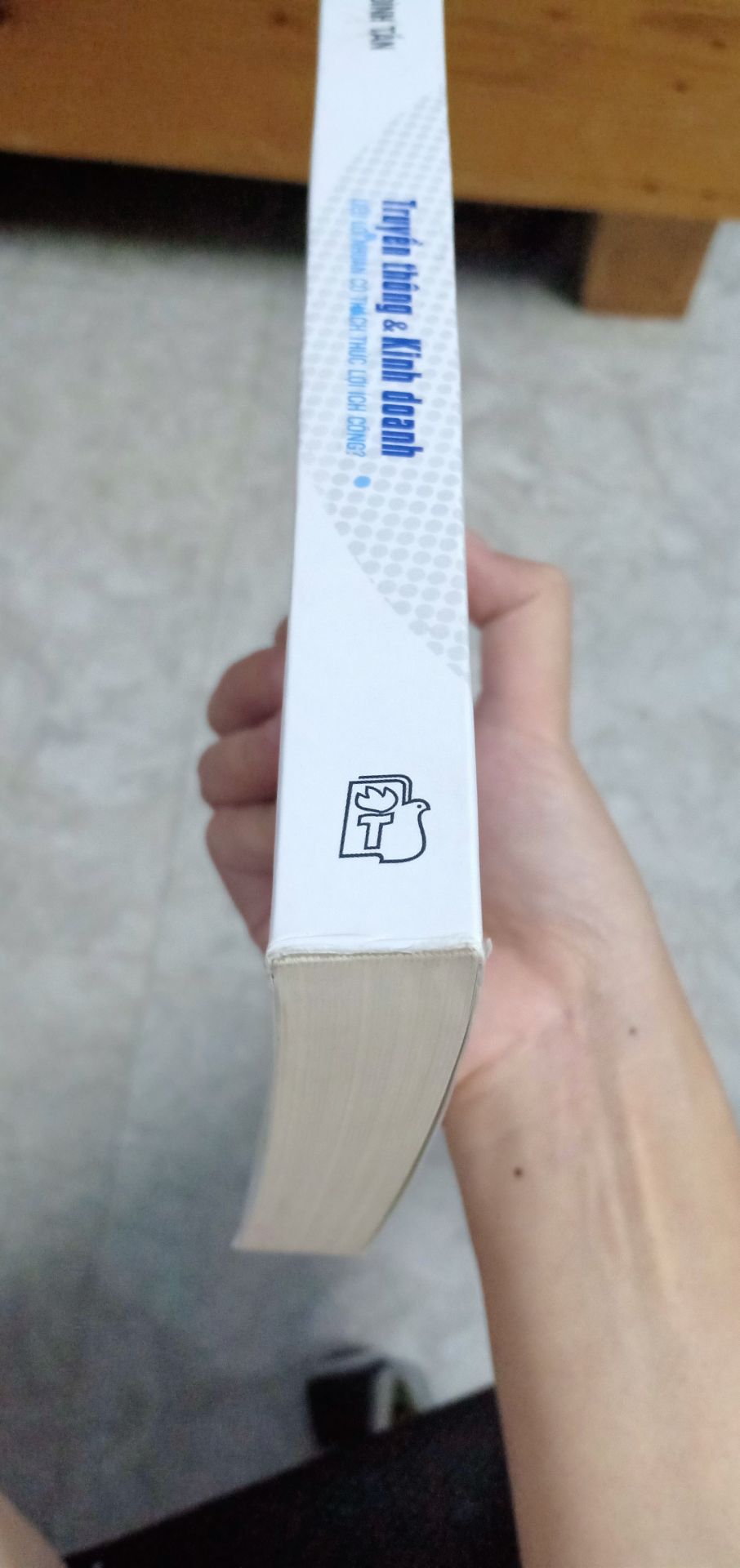 Mình đã đặt hàng ở Tiki khá nhiều sách và trước giờ ngoài những lỗi xíu xíu đa phần đều rất ưng ý luôn nhưng lần này thấy sách bị đỏ bên ngoài nhiều, chưa mở đọc bên trong nhưng bên ngoài thấy cũ nên thật sự buồn, các mặt góc đều bẩn hết ko muốn chụp nữa luôn. Cá nhân ngoài việc thích đọc còn thích sưu tầm nhưng sách vậy thấy buồn lắm, lau ko sạch được.