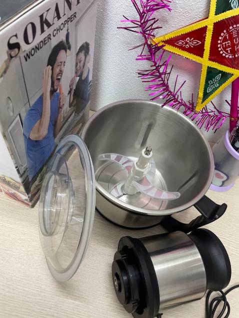 Nhận hàng không vỡ bởi shop đóng gói rất là cẩn thận chống sốc đầy đủ
Lưỡi dao có nắp bảo vệ nên rất an toàn 
Máy to nên xay được khá là nhiều đồ