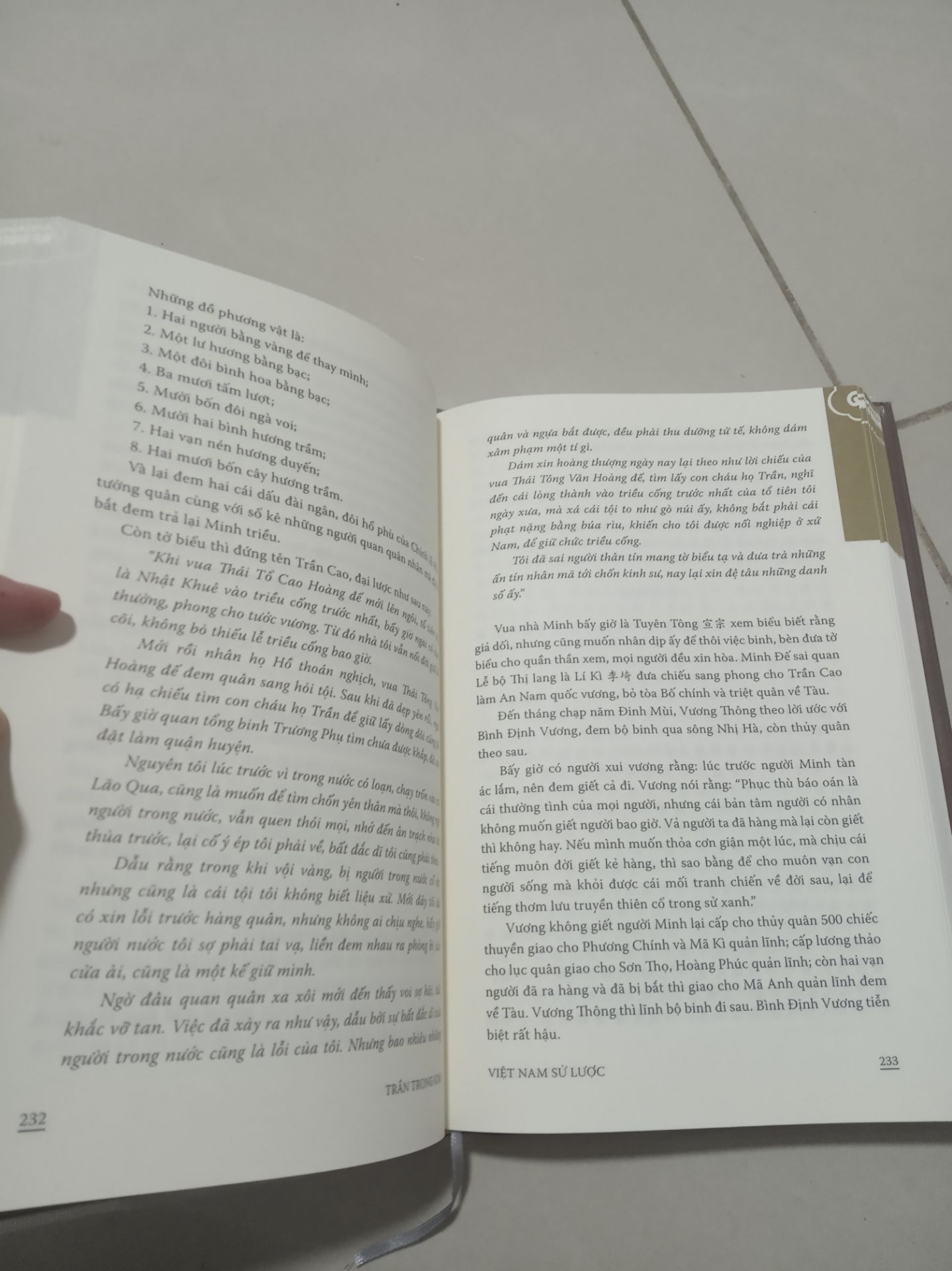 Giao hàng nhanh, sách hình thức đẹp, giấy tốt.
Nội dung sách rất phù hợp cho những ai muốn tìm hiểu lịch sử Việt Nam từ thời Hồng Bàng đến đời nhà Nguyễn
Tác phẩm này chỉ viết những sự kiện chính yếu nhất nên phù hợp với những bạn bước đầu đọc lịch sử Việt Nam, còn nếu bạn muốn tìm hiểu sâu hơn thì có thể tham khảo những tác phẩm khác