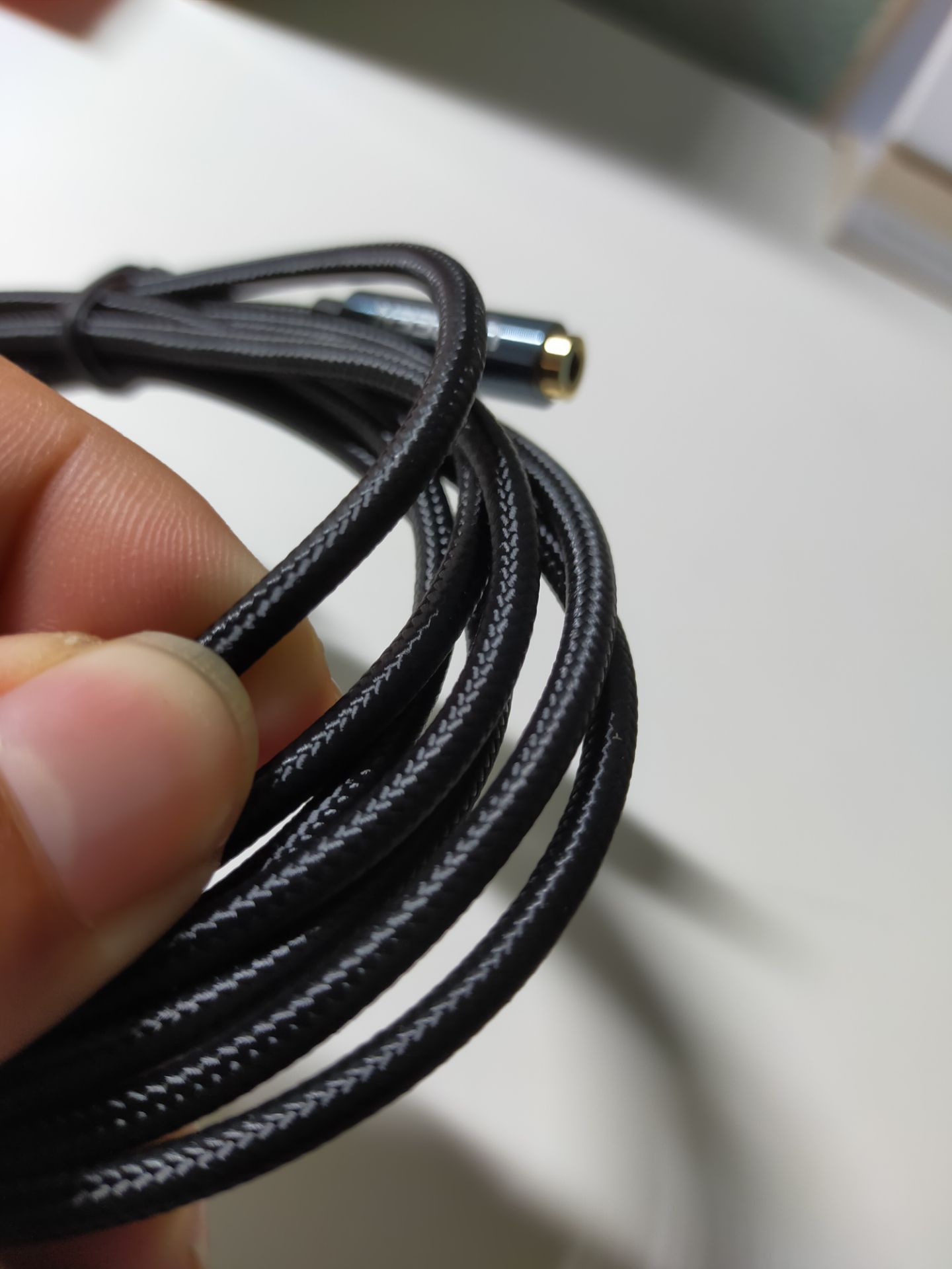 Sản phẩm rất đáng tiền luôn. Có bao bì, nhãn mác đàng hoàng.
 Thân cap nhỏ, bọc 3 lớp chắc chắn. Đầu cap bằng kim loại, mức độ hoàn thiện chi tiết rất đẹp, phần đuôi đầu bằng cao su nhưng dày và ko dễ đứt. 
Cap loại TRRS, kết nối hoàn toàn ngon lành, âm thanh lẫn mic đều tốt.
Bỏ ra nhiều tiền hơn các loại dây nhựa mua ngoài mấy tiệm vi tính 1 xíu mà chất lượng hơn hẳn.