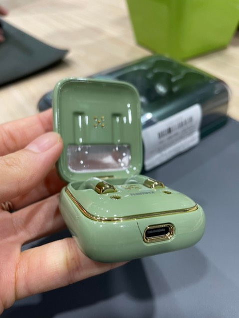 Vừa mới nhận được hàng, sau 30 phút cắm sạc thì nhìn lại thấy vỏ củ sạc tai nghe có vết nứt như hình. Vừa mới cực kỳ hài lòng với ngoại hình của sản phẩm xong đã có 1 bàng hoàng đến giật mình. Vết nứt xuất hiện khi mình chưa kịp tháo dây sạc ra nữa. 
Thiết kế rất đẹp mắt, chất lượng tai nghe cũng ổn với mức giá, nhưng chất liệu quá dở, chưa kịp sử dụng được gì hết trơn đã nứt như vầy rồi, mong nhà cung cấp và Tiki cho ý kiến về trường hợp này.