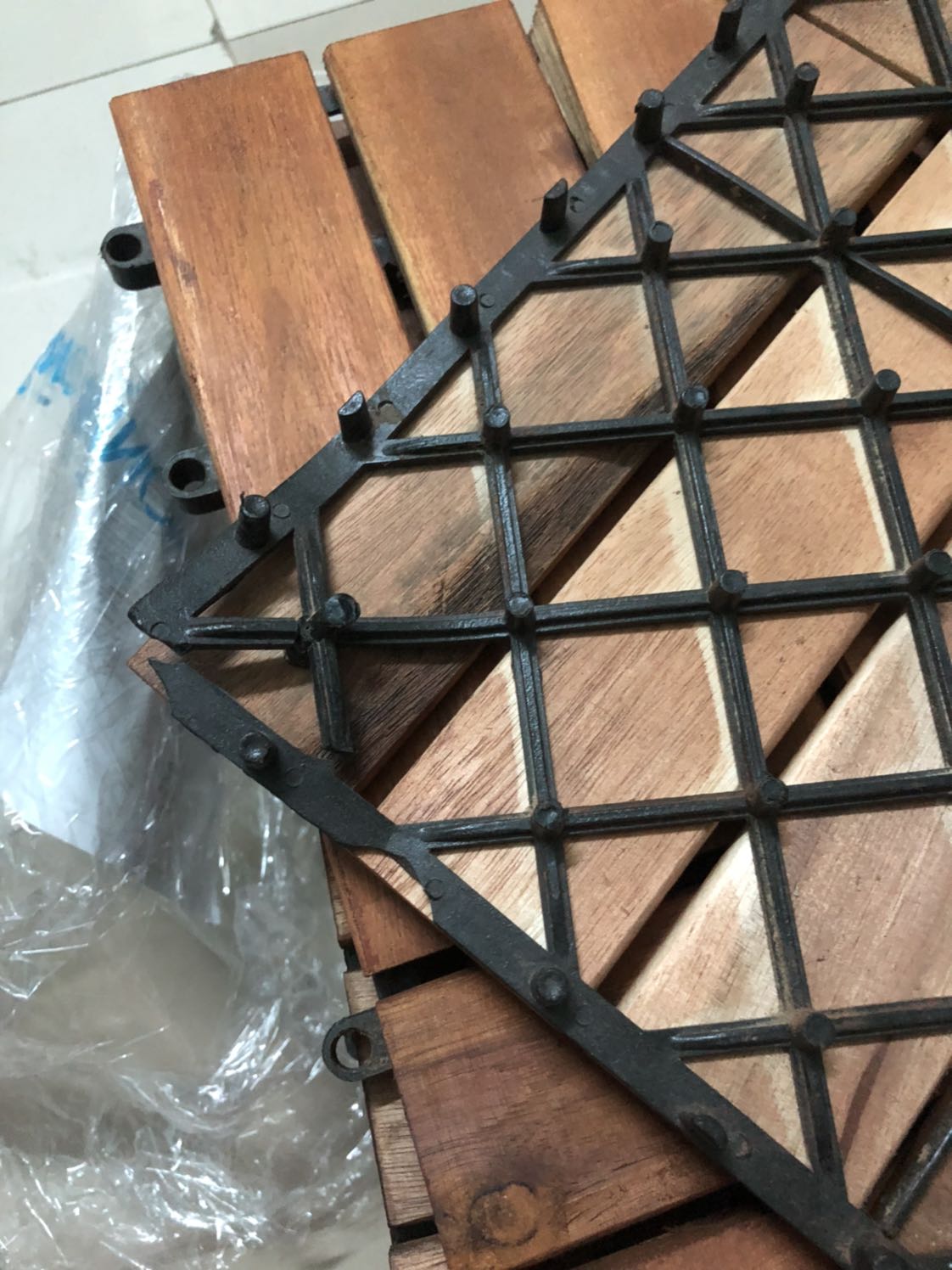 Mình đặt 4 thùng chất lượng hơi kém ko bỏ vào thùng catong mà để trần bọc nên nhựa ở đế gãy. Hàng sale nên chắc là hàng cũ nên nhựa đế giòn dễ gãy. Vì thấy ráp vô cũng ổn nên k đổi đỡ rắc rối Mình đặt 4 thùng chất lượng hơi kém ko bỏ vào thùng catong mà để trần bọc nên nhựa ở đế gãy. Hàng sale nên chắc là hàng cũ nên nhựa đế giòn dễ gãy. Vì thấy ráp vô cũng ổn nên k đổi đỡ rắc rối