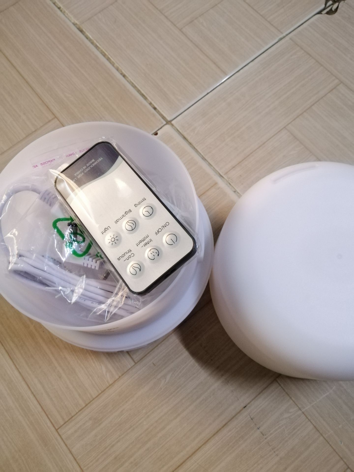 Sản phẩm được bọc chắc chắn, nhìn rất tin tưởng, có cả điều khiển từ xa rất tiện luôn, có đèn đủ màu. Cho 5 ngàn saoooo