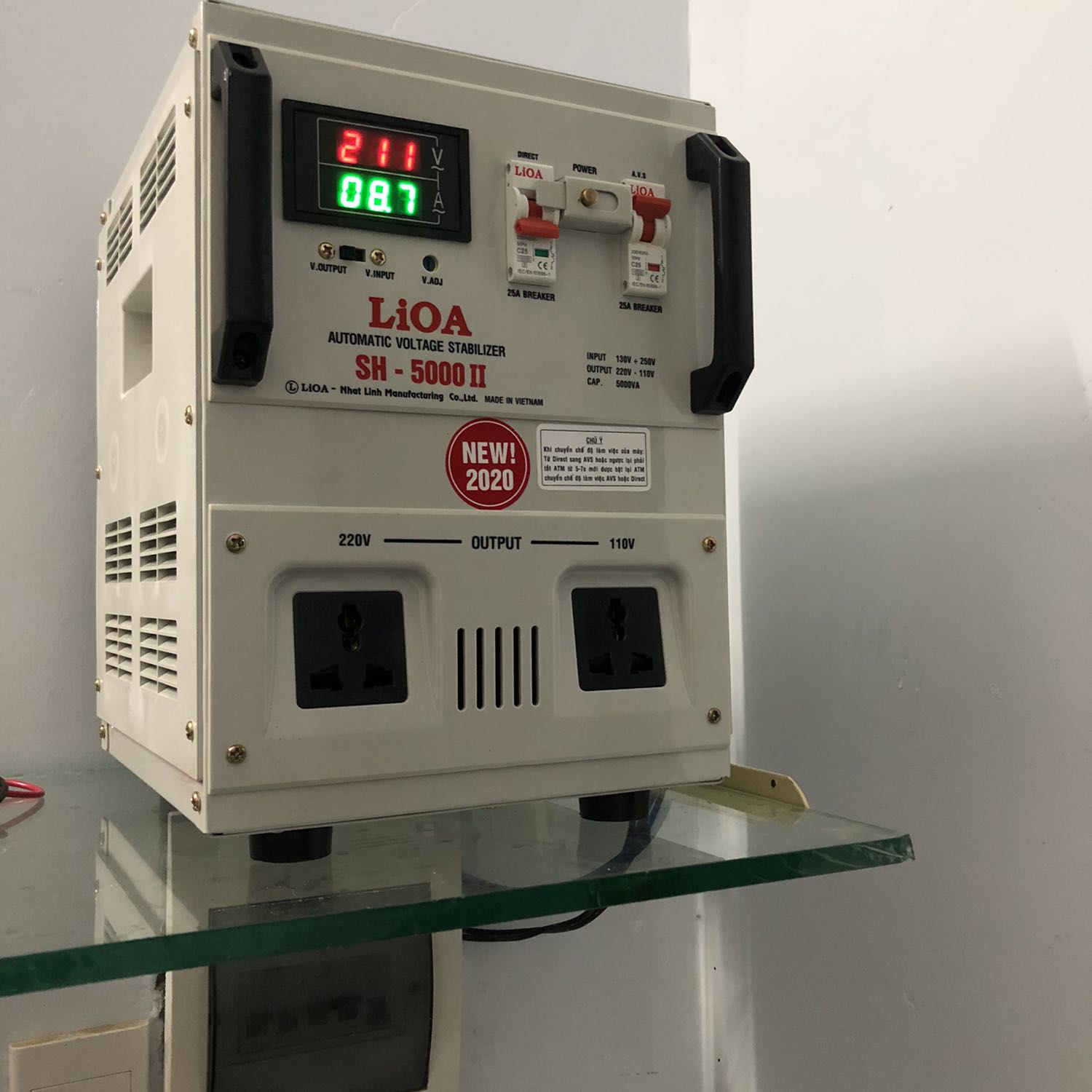 Mua cả tuần giờ mới lắp lên đc. Lâu nay đèn đóm tới tối mở không lên, nay điện mạnh mở đèn mà loá hết cả mắt.