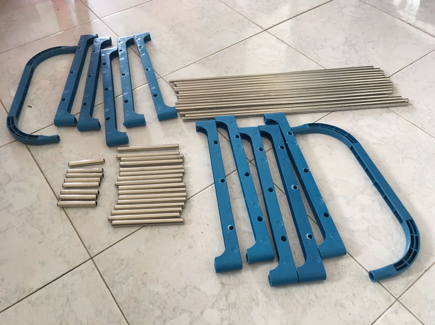 Nhỏ như căn nhà đồ chơi luôn ạ! 

So với hình minh họa để được giày mà vãn có khoảng không bên trên, thì sp mình nhận được vừa bằng chiều cao đôi giày, cao gót càng không có cửa.
Chất liệu nhựa gia công không tốt, hoàn thiện rất kém, độ khít không đủ!
Hình minh họa khác hẳn công năng thật sự của sản phẩm.