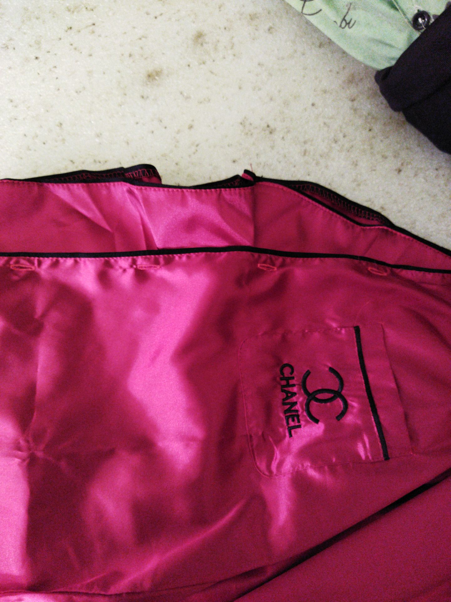 sao lại viền màu đen màu trắng mà shop.