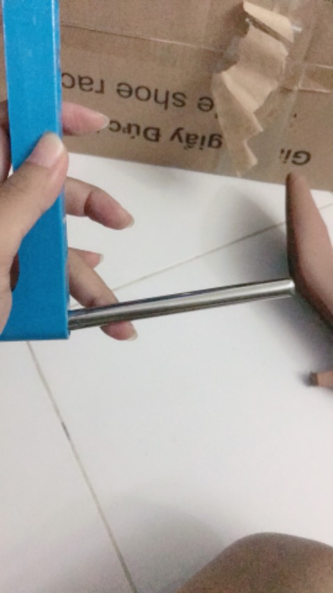 Quá thất vọng. Trong suốt mấy năm mua hàng tiki tôi chưa bao giờ lên nhận xét 1 sp nào. Nhưng sp tôi mua là 1 trãi nghiệm quá tệ. Sp thực tế không giống hình. Đồng ý về chất liệu là chắc chắn, nhưng khoảng cách giữa các ngăn kệ không đủ để tôi để đôi giày cak gót, chưa kể lắp kệ mà các khớp không vừa nhau, lung lay như răng sắp rụng tới nơi. Tôi muốn trả hàng và không bao giờ mua đồ của shop nữa.